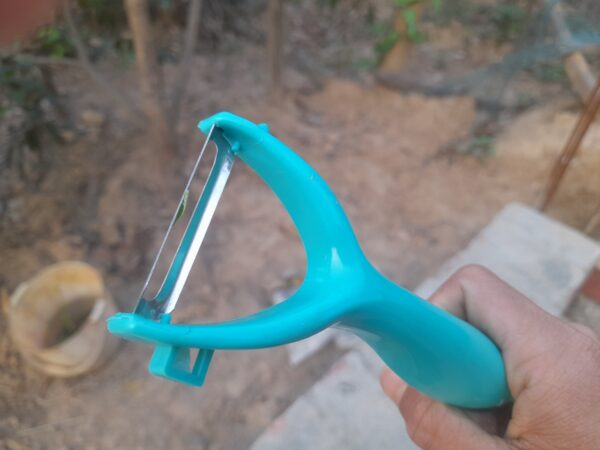 Vegetable and Fruit Peeler with Wooden Handle (1 Pc) - Image 4