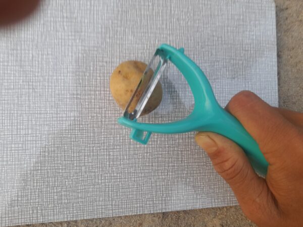 Vegetable and Fruit Peeler with Wooden Handle (1 Pc) - Image 3