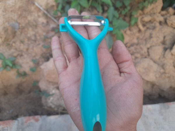 Vegetable and Fruit Peeler with Wooden Handle (1 Pc) - Image 2